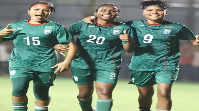 কাদার রাজ্যে সাফ ফুটবল: পানি–কাদা মাড়িয়ে খেলল বাংল...