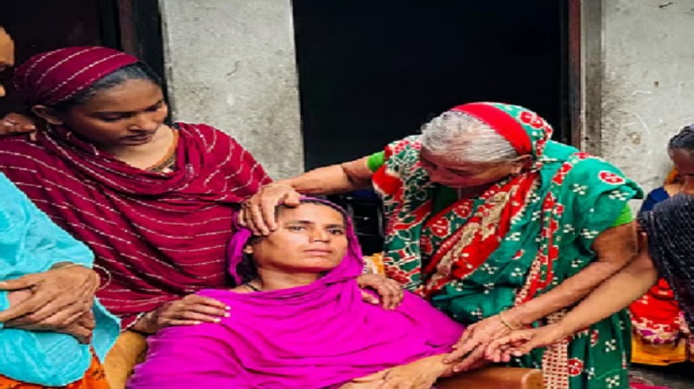 রমজানের মা মর্জিনা বেগম পাশে বসে তাকে সান্ত্বনা দিচ্ছিলেন তার মা, রমজানের দাদী রেহানা বেগম।