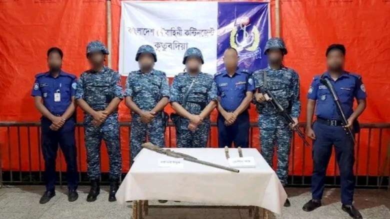 কুতুবদিয়ায় নৌবাহিনীর অভিযানে বন্দুক ও ধারালো অস্ত্...