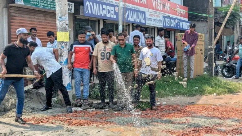 ব্যক্তিগত উদ্যোগে ধামরাইয়ে রাস্তা সংস্কার করলেন নাজমুল হাসান অভি