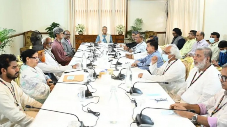 জাতীয় সংকট নিরসনে বৈঠকে ড. ইউনূস: ১৩ দলের সঙ্গে আলোচনা, আগামী রোডম্যাপ কী?