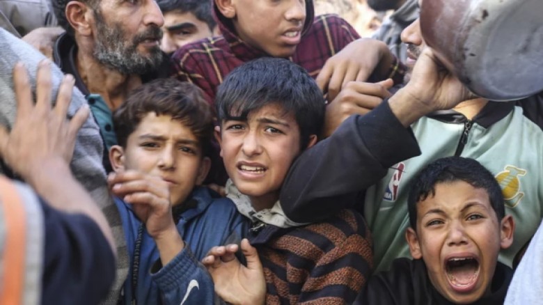 গাজায় ইসরাইলি হামলায় আরও ৬২ নিহত, ত্রাণ 