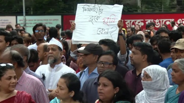 পেশাজীবীদের প্রতিবাদ: ‘ছাত্রদের পাশে না 